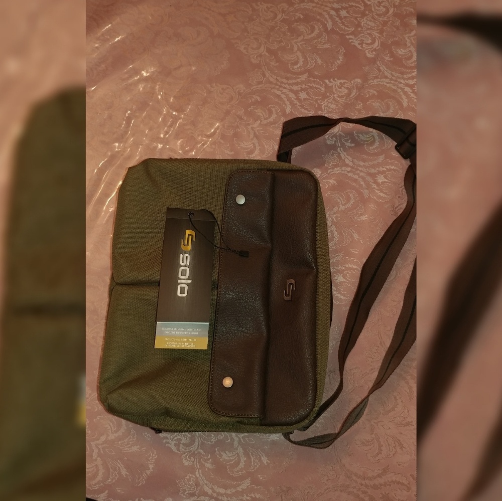 Solo & STM Tablet/IPad Bag-Green & Red